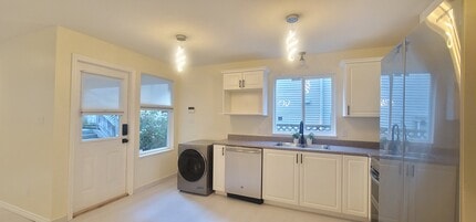 Building Photo - 2338 Chesterfield Av