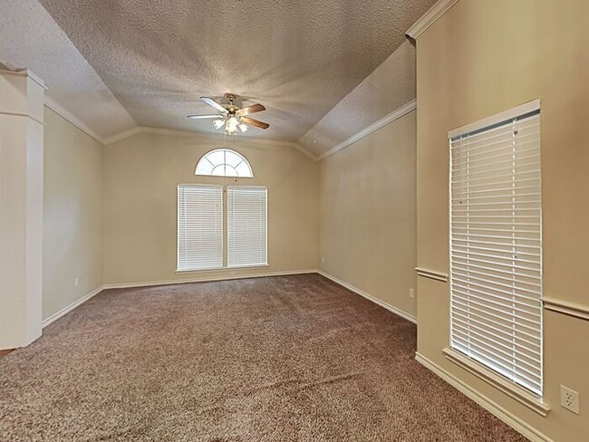 Building Photo - No Application Fees* $1000 off 1st months ...