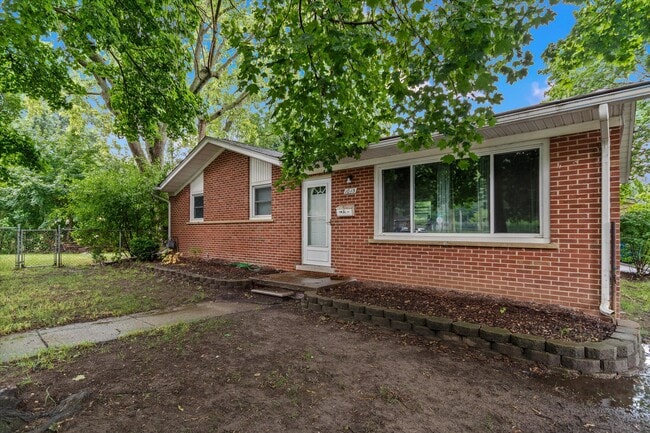 Building Photo - 1015 N Maple Rd