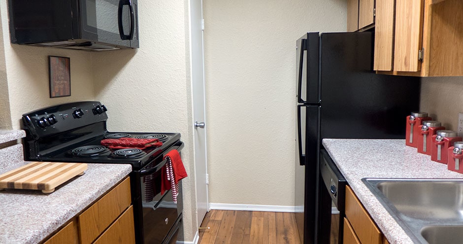Foto principal - z-050225-Oakwood Village Apartments