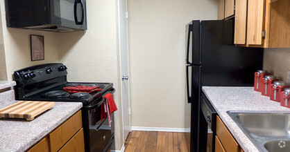 Building Photo - z-050225-Oakwood Village Apartments