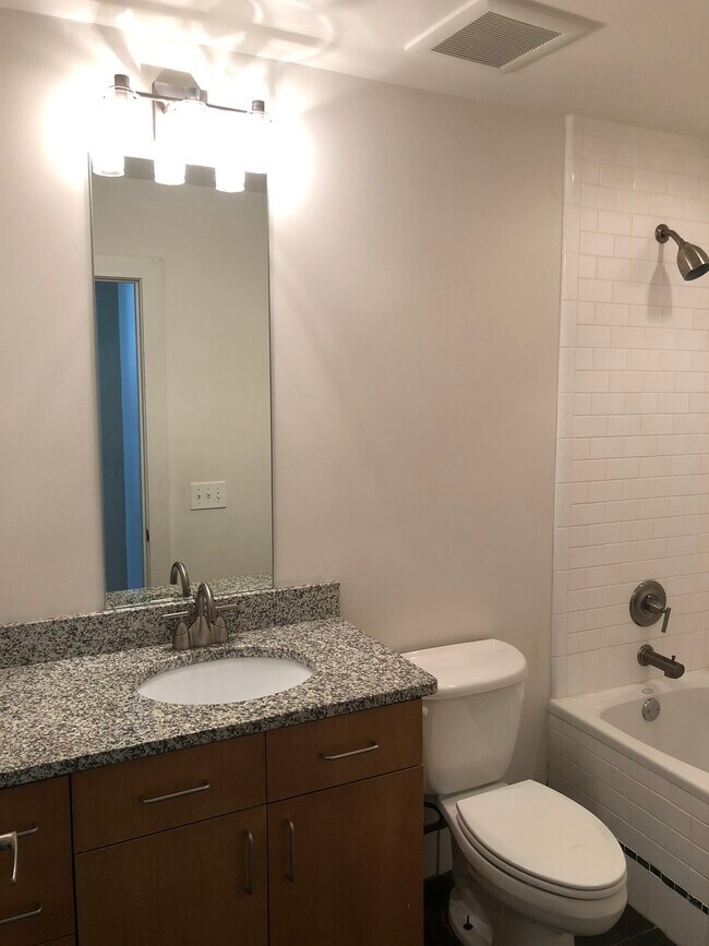 Building Photo - 600 College Street, Unit 114