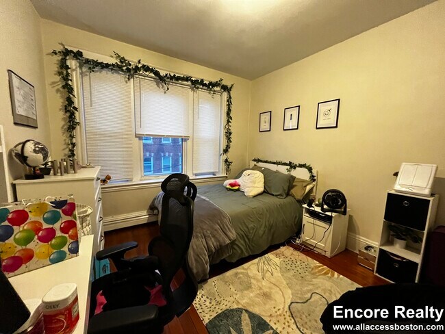 Foto del edificio - 208 Winthrop Rd