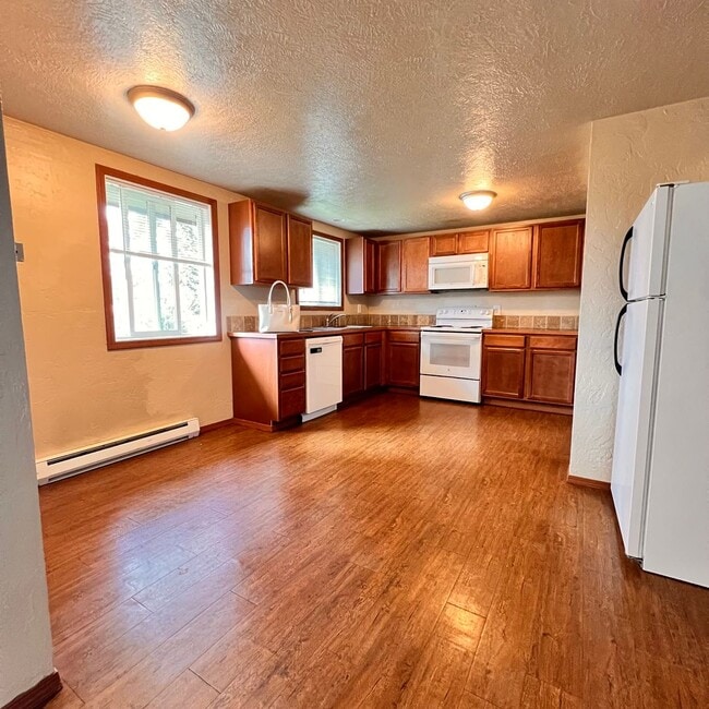 Building Photo - Spacious & Bright 2-Bedroom, 1-Bath upper-level fourplex- located in Spokane Valley!