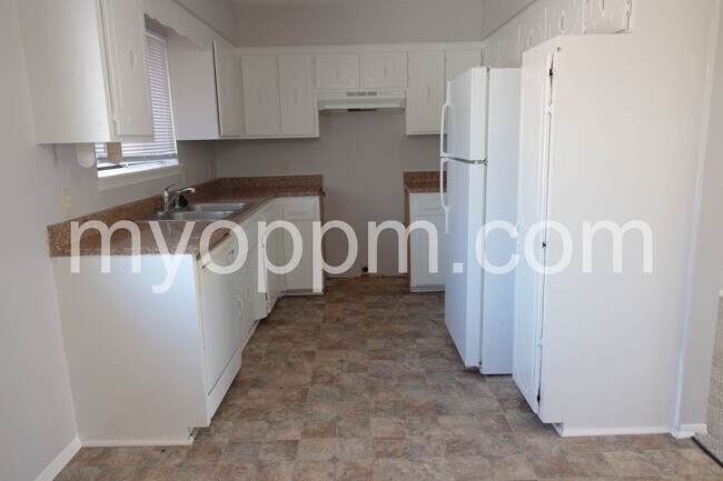 Building Photo - Available NOW! 3 Bedroom / 2 Bathroom Home...