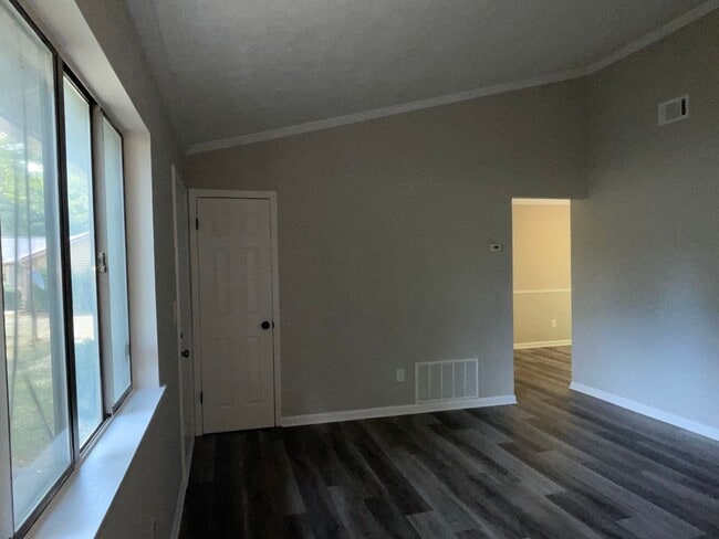 Building Photo - Updated 3 Bed/1.5 Bath Ranch In Serene Nei...