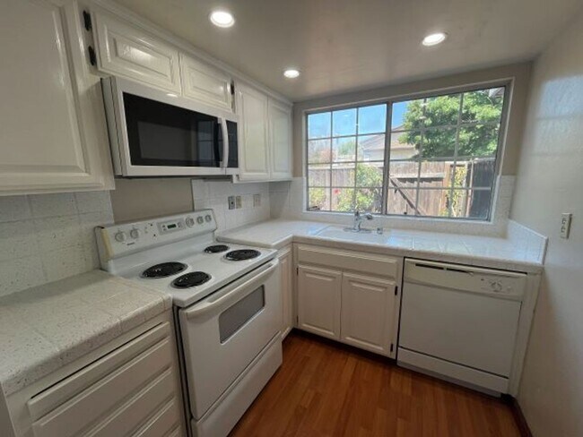 Building Photo - 2 Bedroom Fremont Home is close to everyth...