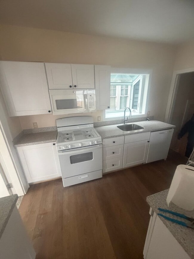 Building Photo - Remodeled West Side 3 Bedroom House