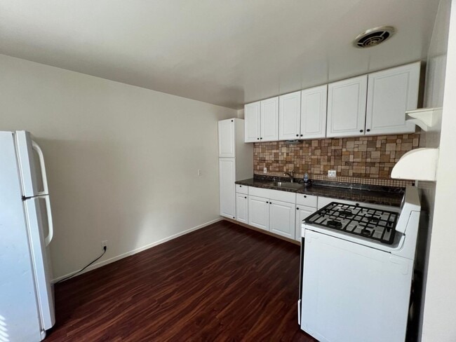 Building Photo - 1007 Center Ave