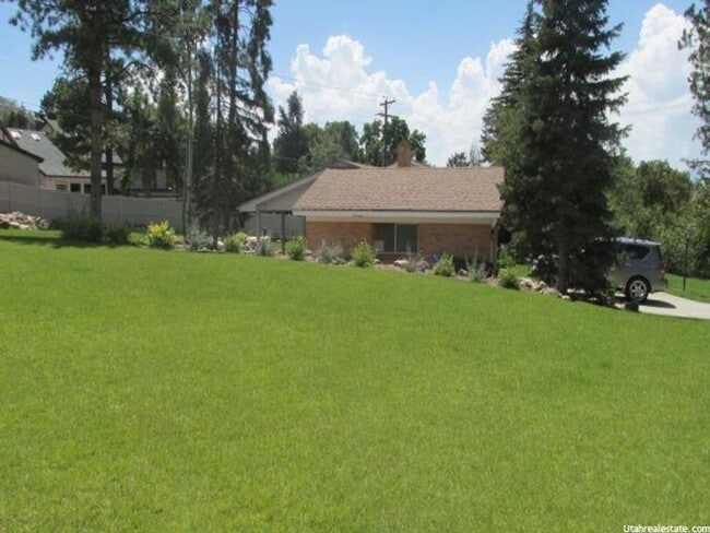 Building Photo - 3500 sq ft home with huge yard in Olympus ...