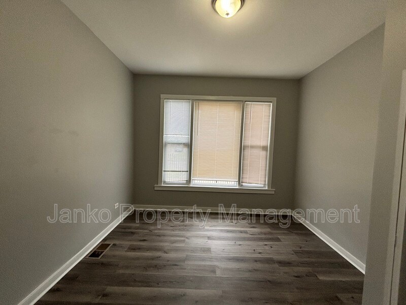 Building Photo - 726 E 93rd St