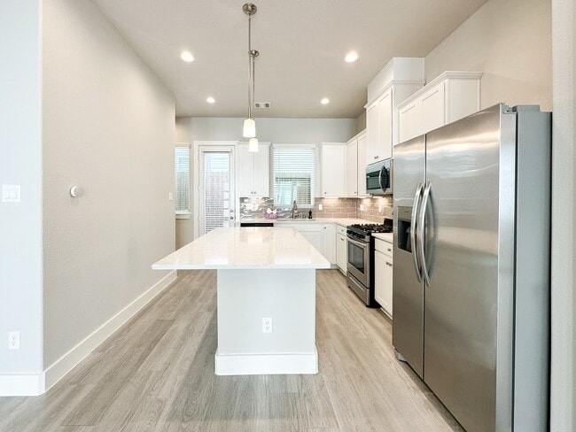 Foto del edificio - 9007 Lonestar Creekbend Ln