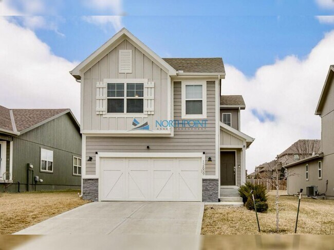 Foto del edificio - Spacious 4 beds 2.5 baths in Lees Summit