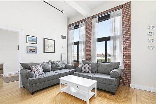 Foto del edificio - 320 W 2nd St