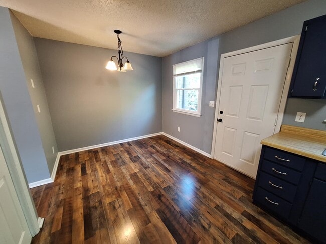 Building Photo - 323 Emerald Dr