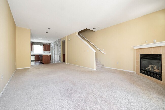 Building Photo - Beautiful 3 bedroom townhome in Eastlake, ...