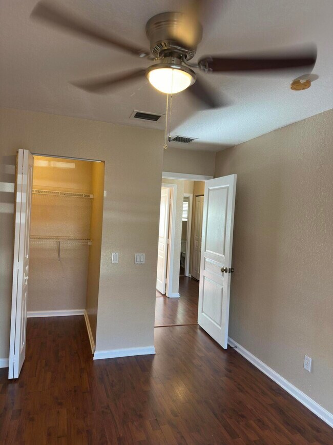 Foto del edificio - 5409 Eastbay Dr