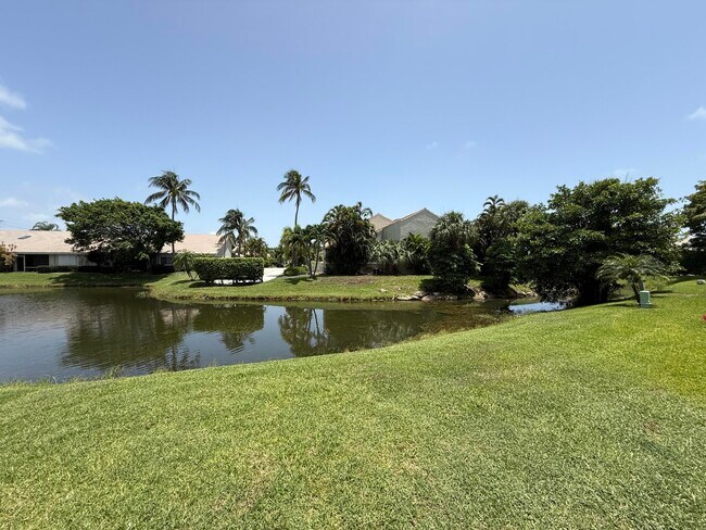 Foto del edificio - 225 N Lakeshore Dr