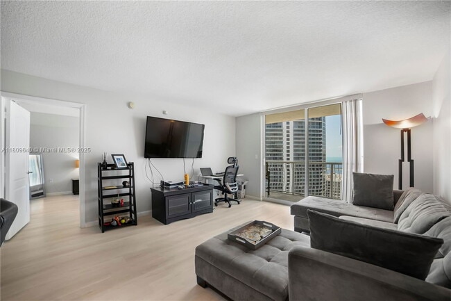 Building Photo - 1200 Brickell Bay Dr