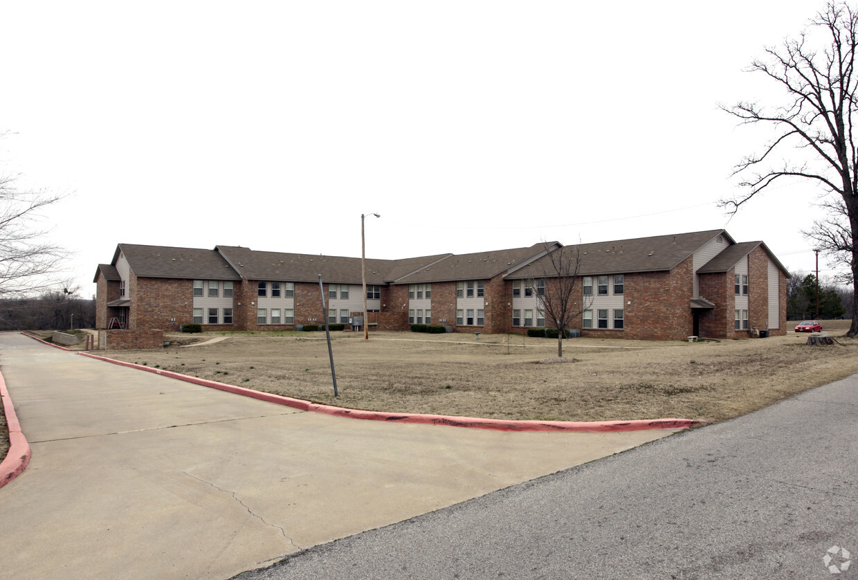 Building Photo - Country Oaks