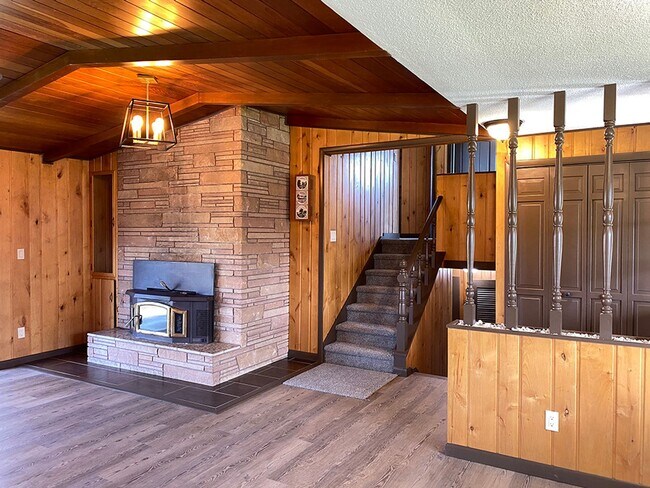 Building Photo - Lovely, Spacious 4 bedroom in Albany
