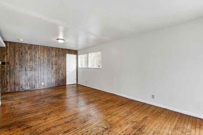 Building Photo - 10772 Spring Garden Dr