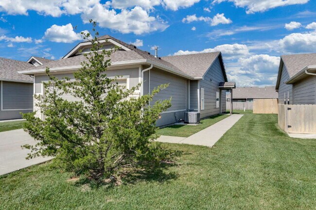 Building Photo - "Charming 3-Bedroom Duplex Retreat with 2 Full Baths in Wichita – 1190 Sq Ft of Comfort!"