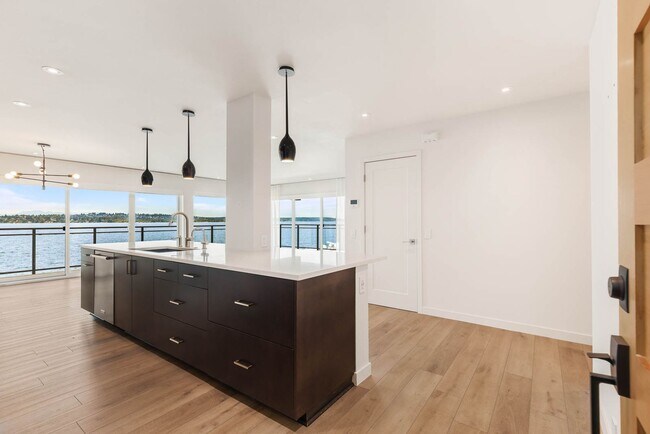 Foto del edificio - 6401 Lake Washington Blvd NE