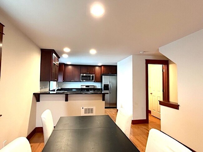 Foto del edificio - University District  Beautiful 3/3.5 Townh...
