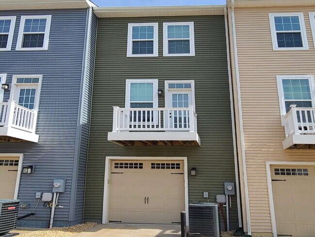 Foto del edificio - Spacious 3-Level TH in Mintbrook