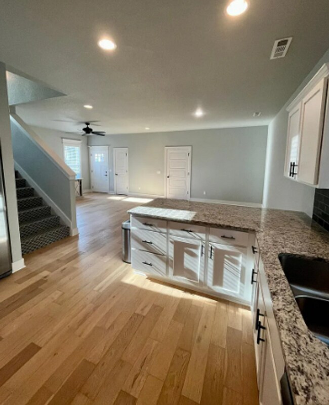 Foto del edificio - 3 Bed, 2.5 Bath Two-Story Home with Granit...