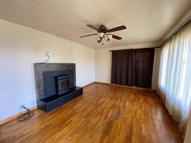 Building Photo - Cute & Cozy Two Bedroom House