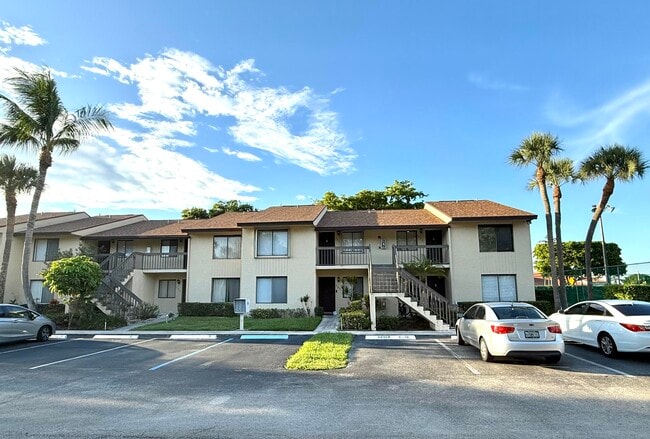 Building Photo - 6649 Somerset Dr