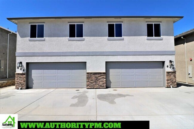 Building Photo - 806 Mission De Oro. Washer/Dryer is includ...