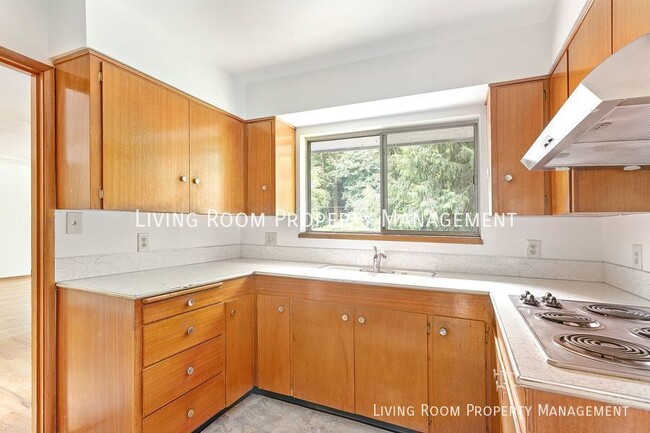 Building Photo - 3 Bedroom 2 bath Duplex with private lower...