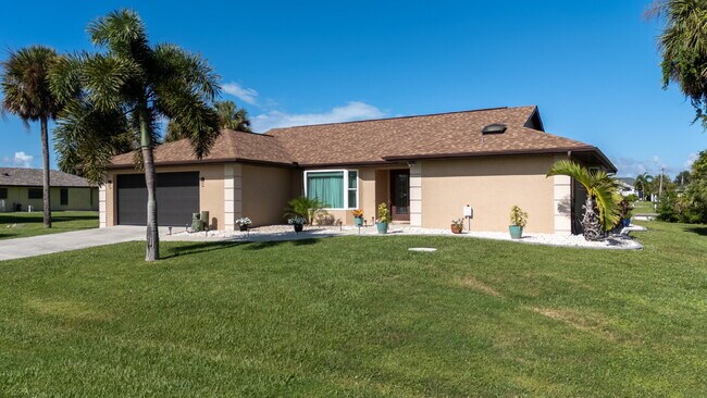 Foto del edificio - 3 BEDROOM • 2 BATHROOM • PRIVATE POOL • WATERFRONT • BOAT LIFT • ZERO DEPOSIT MOVE-IN AVAILABLE