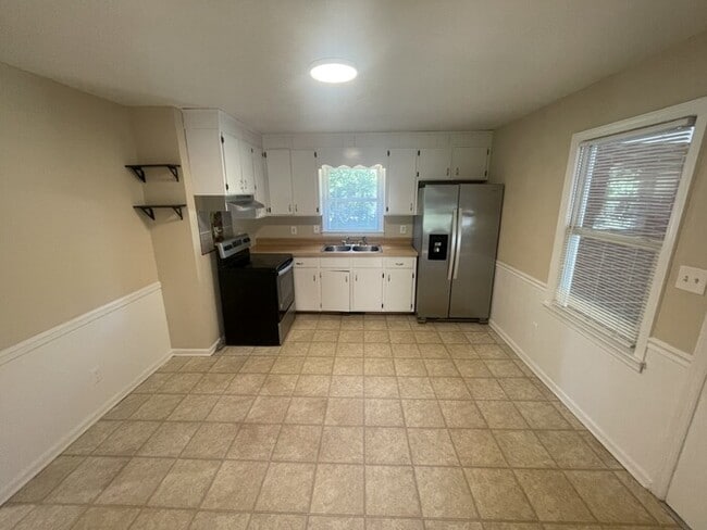 Foto del edificio - 705 Harris Rd