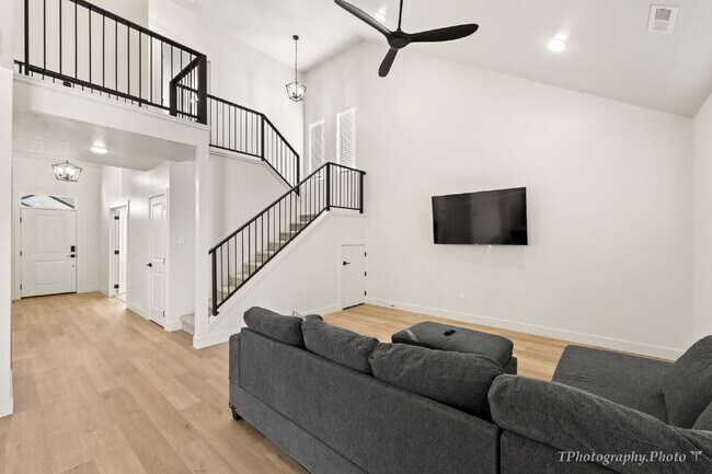 Foto del edificio - Female Only - Room for Rent with a shared bathroom in a brand new townhome!