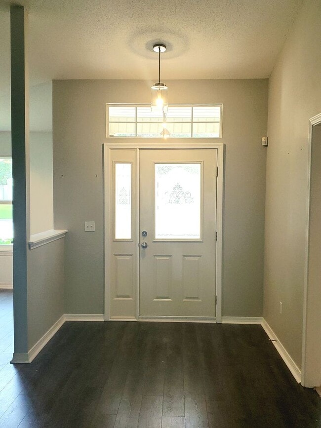 Building Photo - Well cared for 3 Bedroom, 2 Bath Home in C...