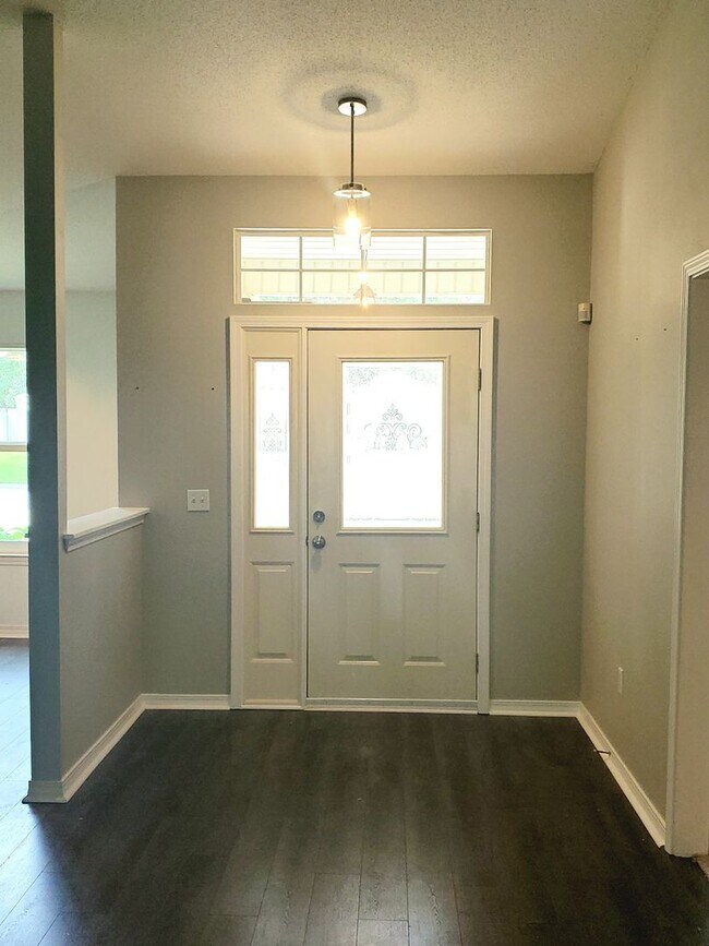 Foto del edificio - Well cared for 3 Bedroom, 2 Bath Home in C...