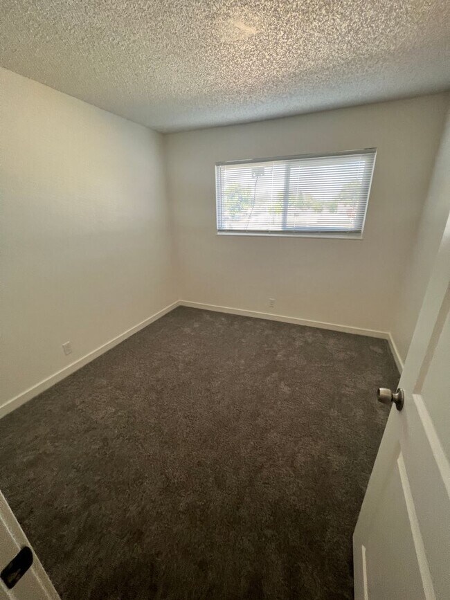 Foto del edificio - 141 Woodbury Cir