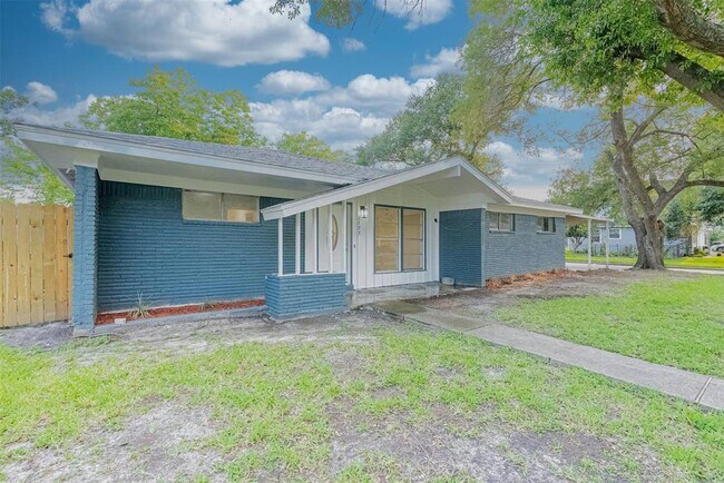 Building Photo - 2723 Summertime Dr