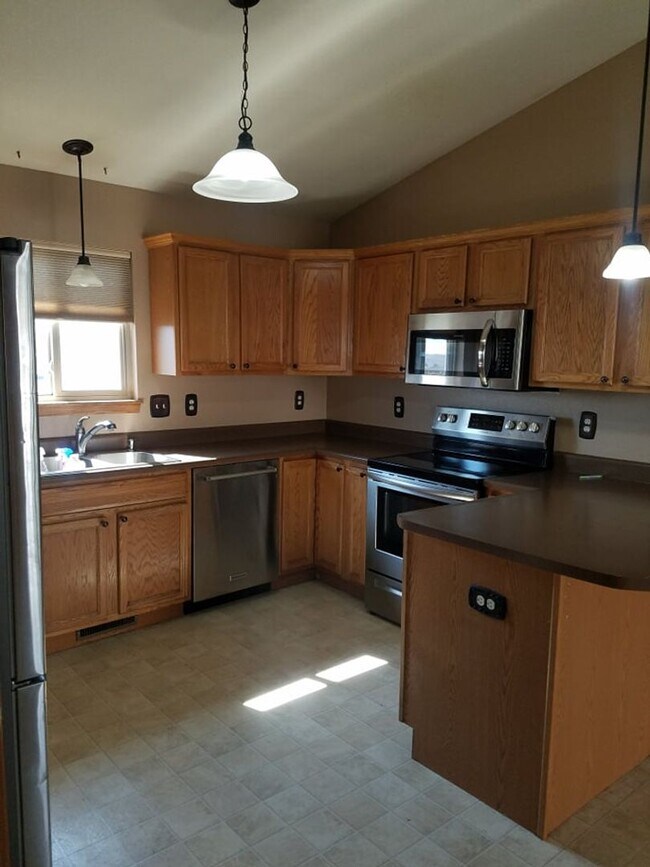 Building Photo - Beautiful split level home in north Rapid City.