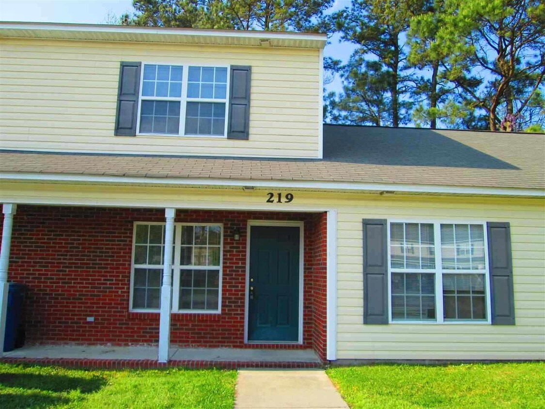 Primary Photo - 219 Palace Cir