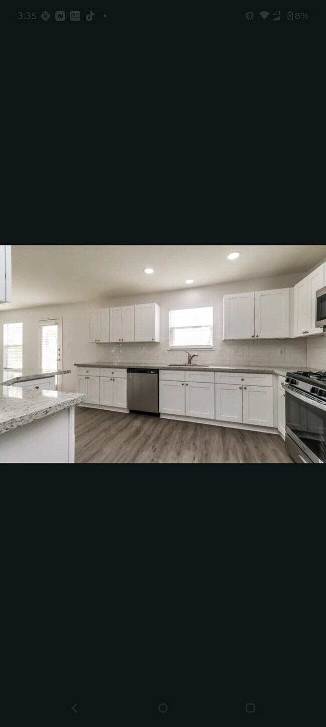 Foto del edificio - 552 Bridgeport Pl