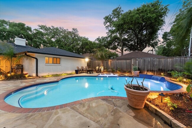 Foto del edificio - 5511 Queensloch Dr