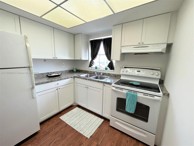 Building Photo - 2658 Emory Dr E