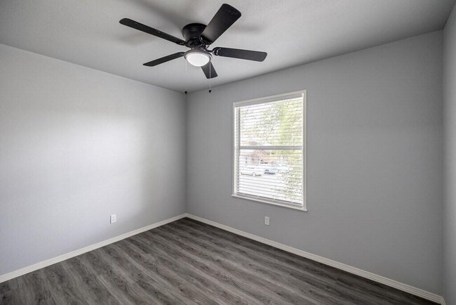 Building Photo - 1701 N Lewis Ave