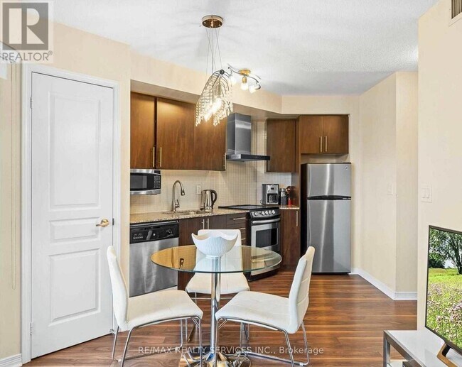 Photo du bâtiment - 352 Front St W