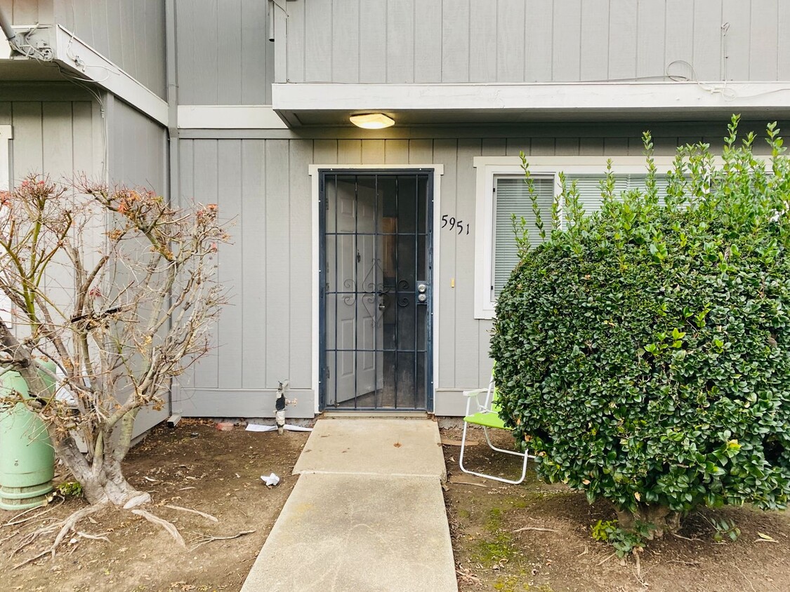 Foto principal - Gated Community Close to Hwy 99 & Shopping